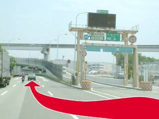 阪神高速出入口を入らずに左へ